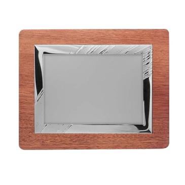 Placa de homenaje decorada con líneas