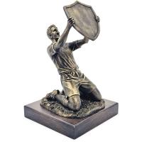 Trofeo futboista con escudo