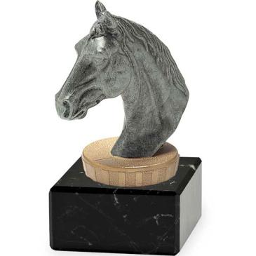 Trofeo busto caballo sobre mármol