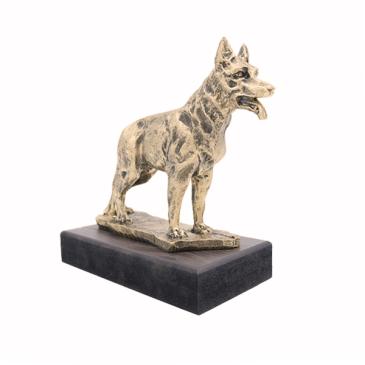 Trofeo de resina caza perro sobre madera.