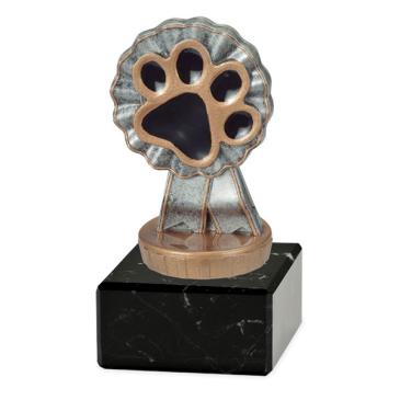 Trofeo huella mascota sobre mármol