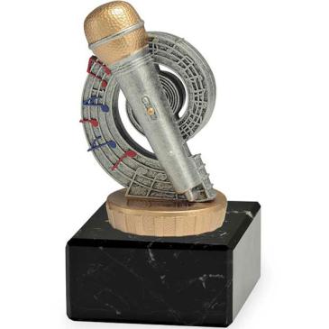Trofeo micrófono sobre mármol