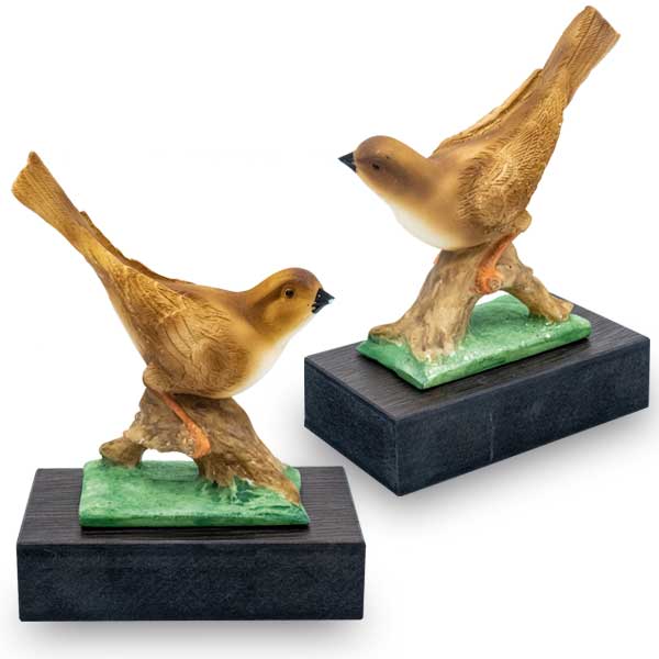 Trofeo de resina de pajaro marron sobre cesped
