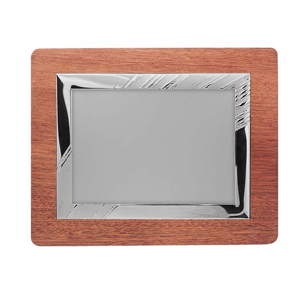 Placa de homenaje decorada con líneas